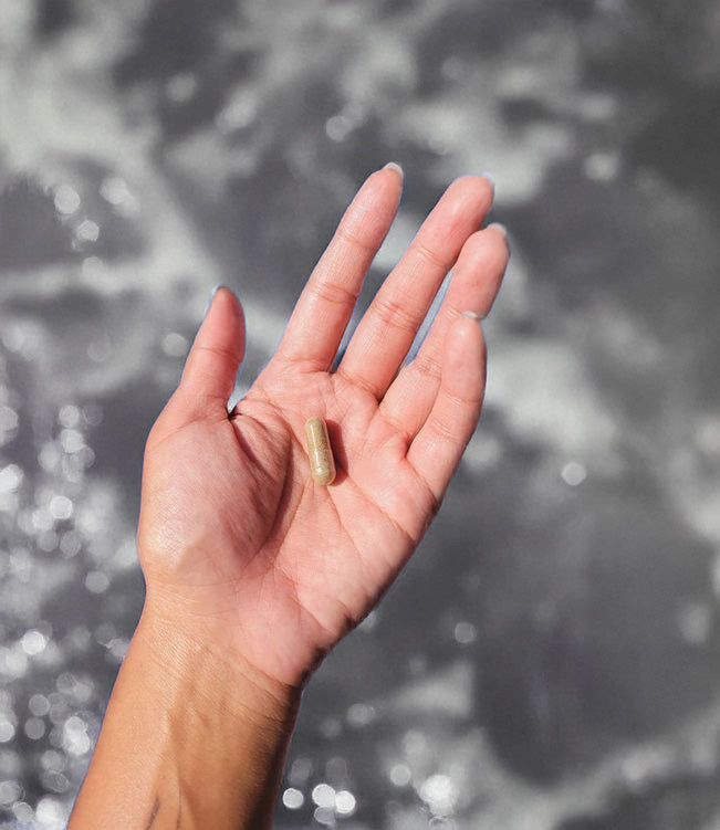 biocalma_hand_pill_2.jpg